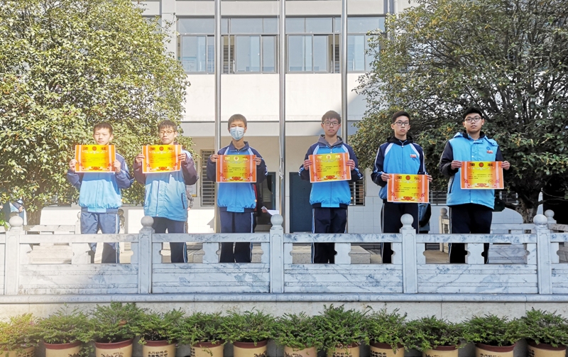 田径运动会八年级团体奖.jpg
