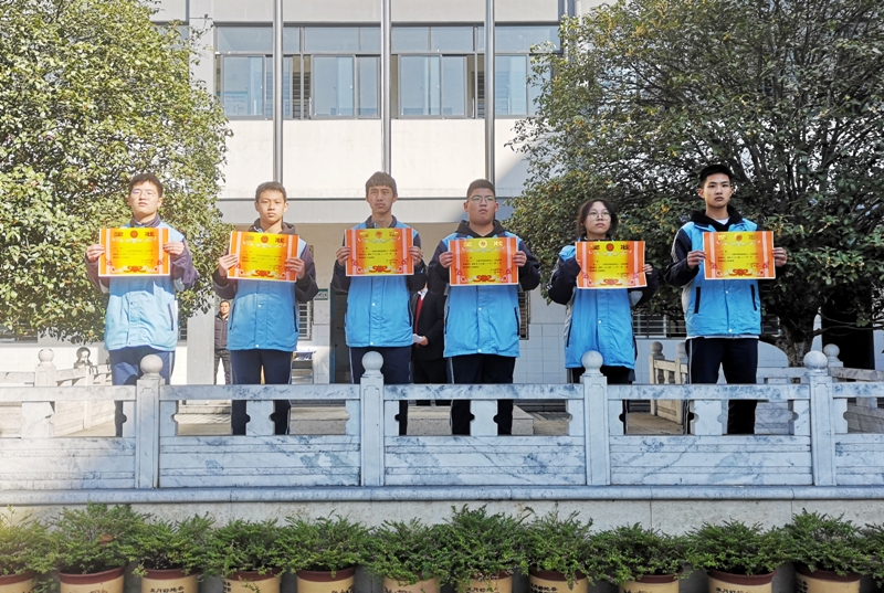 田径运动会九年级团体奖.jpg
