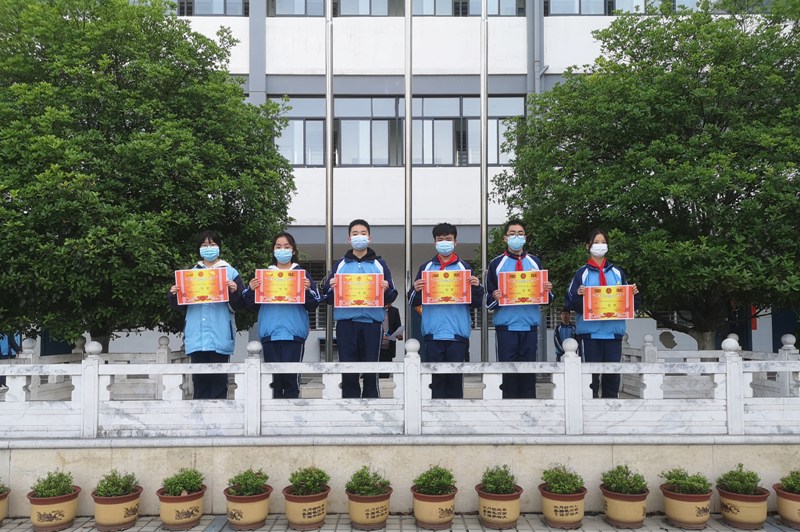 6 “与爱同行  护航成长”演讲比赛.jpg