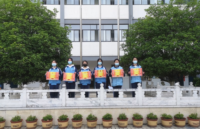 8 “与爱同行  护航成长 喜迎二十大”手抄报比赛.jpg
